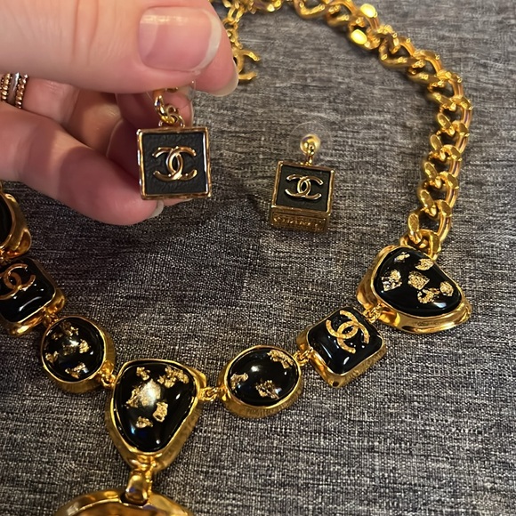 CHANEL EARRINGS Blk & Gold - Picture 6 of 6